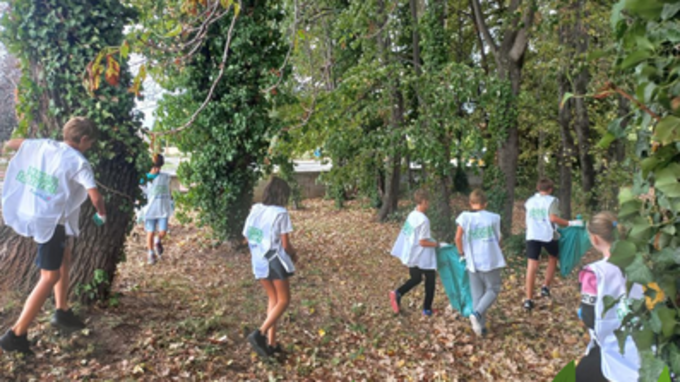 Jeudi 21092023, dans le cadre de l’opération nationale “Nettoyons la nature”, des élèves volontaires, encadrés par plusieurs enseignants, sont allés ramasser les déchets dans la cour et aux abords.png